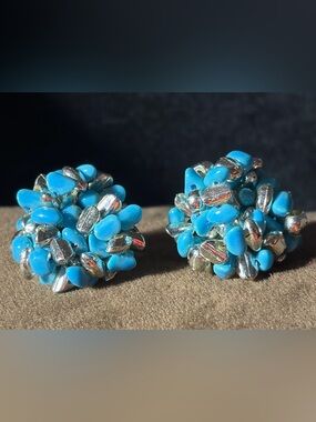 3/$30✨🩵Vintage Hand Crafted Blue & Silver Beaded Cluster Post Earrings🩵50s/60s
